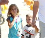 Mark Wahlberg et ses deux aînés Ella et Michael à la recherche de citrouilles à West Hollywood le 17 octobre 2009