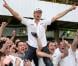 Jenson Button... C'est lui le champion ! Jessica est une femme comblée !