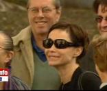 Emmanuelle Béart et son mari Michaël Cohen arrivent au mariage de sa mère Geneviève, à Thuin, en Belgique (images rtlinfo.be)