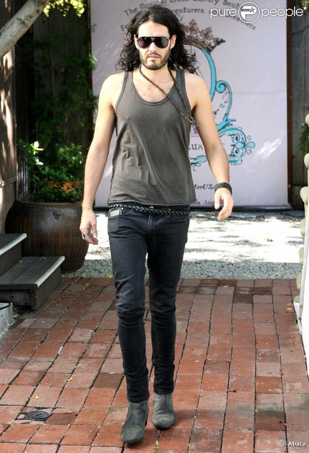 Russell Brand fait son shopping à la boutique Coco de Mer, le 19/10/09 à Los angeles.