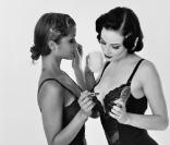 Dita Von Teese et son amie libertine Alley Baggett dans des poses très libertines ! 