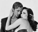 Dita Von Teese et son amie Alley Baggett dans des poses très libertines ! 
