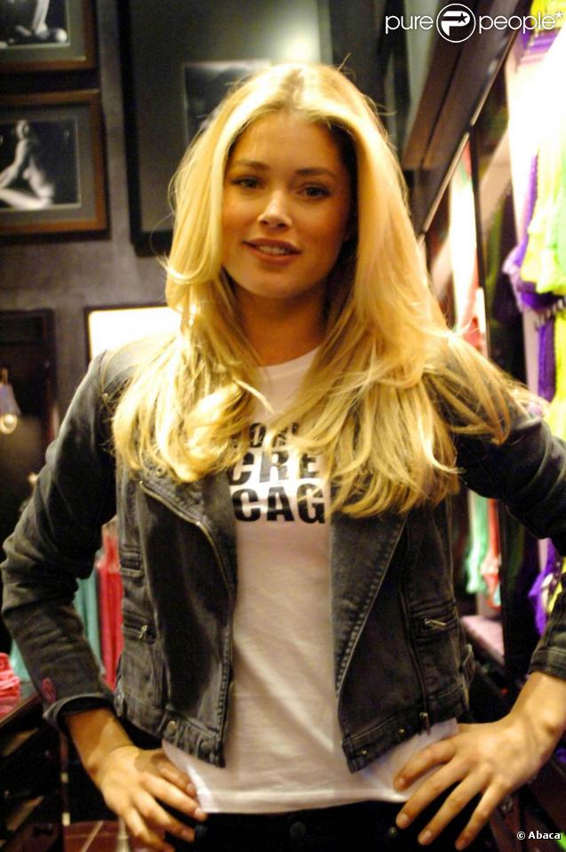 Doutzen Kroes au lancement d'une nouvelle boutique Victoria's Secret, à Chicago. 21/10/09