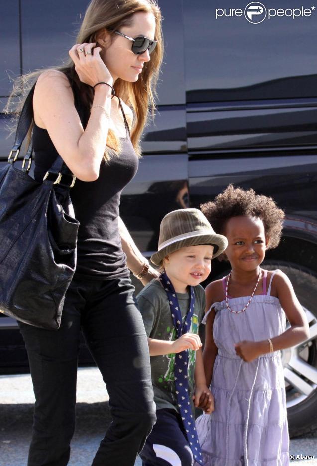 Angelina Jolie fait une virée au centre commercial avec Zahara et Shiloh, habillée en garçon manqué. Octobre 2009