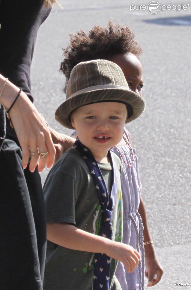Angelina Jolie fait une virée au centre commercial avec Zahara et Shiloh, habillée en garçon manqué. Octobre 2009