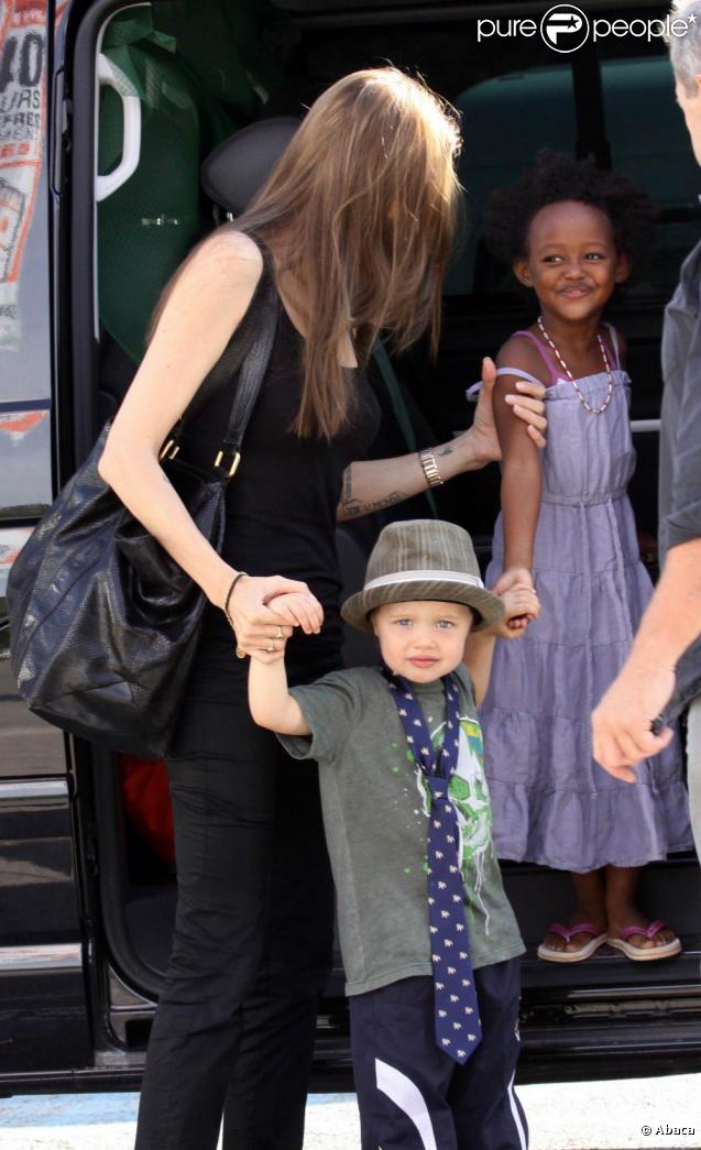 Angelina Jolie fait une virée au centre commercial avec Zahara et Shiloh, habillée en garçon manqué. Octobre 2009