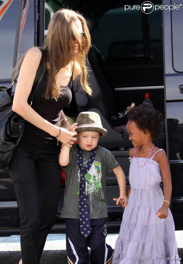 Angelina Jolie fait une virée au centre commercial avec Zahara et Shiloh, habillée en garçon manqué. Octobre 2009