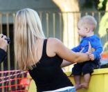 La femme de Tobey Maguire et leurs enfants se rendent chez Mr Bones & Pumpkin Patch le 22 octobre 2009