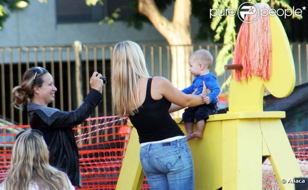 La femme de Tobey Maguire et leurs enfants se rendent chez Mr Bones & Pumpkin Patch le 22 octobre 2009