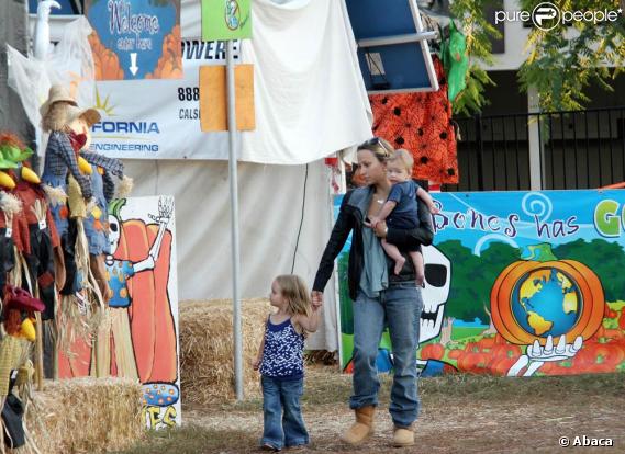 La femme de Tobey Maguire et leurs enfants se rendent chez Mr Bones & Pumpkin Patch le 22 octobre 2009