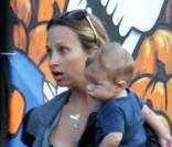 La femme de Tobey Maguire et leurs enfants se rendent chez Mr Bones & Pumpkin Patch le 22 octobre 2009