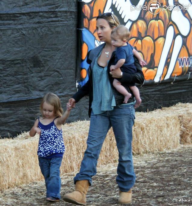 La femme de Tobey Maguire et leurs enfants se rendent chez Mr Bones & Pumpkin Patch le 22 octobre 2009