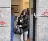 Elisabetta Canalis, à Milan, emmène son chien chez le vétérinaire. Octobre 2009