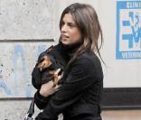 Elisabetta Canalis, à Milan, emmène son chien chez le vétérinaire. Octobre 2009