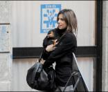 Elisabetta Canalis, à Milan, emmène son chien chez le vétérinaire. Octobre 2009