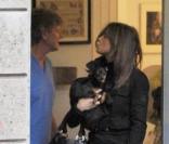 Elisabetta Canalis, à Milan, emmène son chien chez le vétérinaire. Octobre 2009