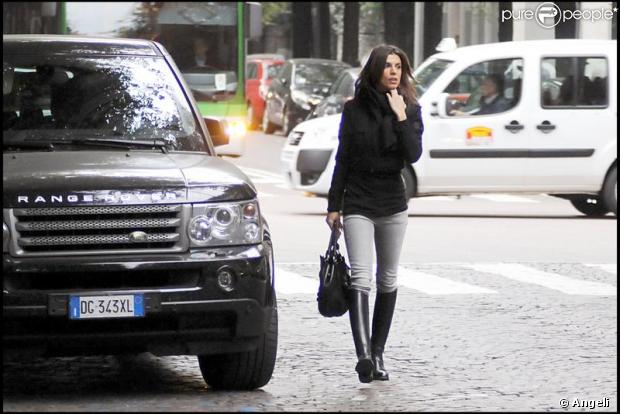 Elisabetta Canalis, à Milan, emmène son chien chez le vétérinaire. Octobre 2009