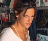 Alessandra Ambrosio s'achète des cigarettes dans une épicerie de Rio de Janeiro, au Brésil, le 24 octobre 2009 !