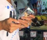 Alessandra Ambrosio s'achète des cigarettes dans une épicerie de Rio de Janeiro, au Brésil, le 24 octobre 2009 !
