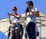 Alessandra Ambrosio et quelques amis, sur le toit de son immeuble, prennent en photo la magnifique vue de Rio de Janeiro, au Brésil, le 24 octobre 2009 !