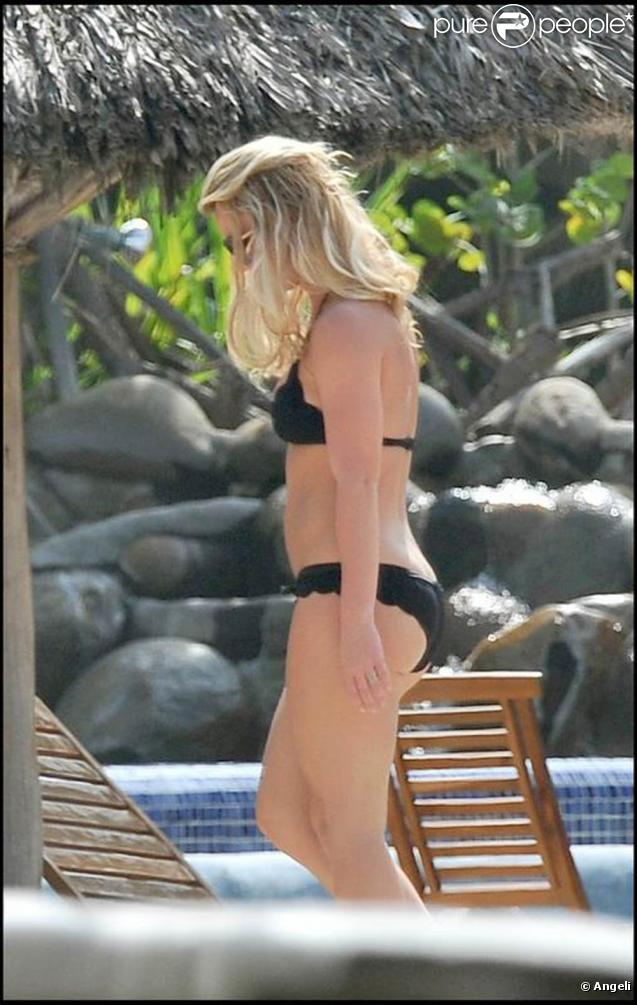 Britney Spears se détend au bord de la piscine avec ses deux enfants, Jayden James et Sean Preston