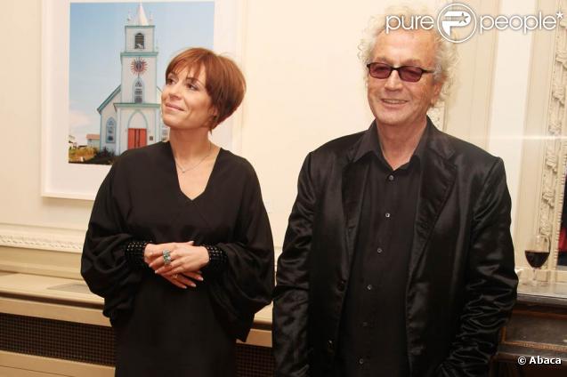 Luc Plamondon et Jasmine Roy attendent que Luc Plamondon remette les insignes de chevallier des Arts et de Lettres le 26 octobre 2009 à Paris 