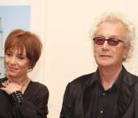 Luc Plamondon et Jasmine Roy attendent que Luc Plamondon remette les insignes de chevallier des Arts et de Lettres le 26 octobre 2009 à Paris 