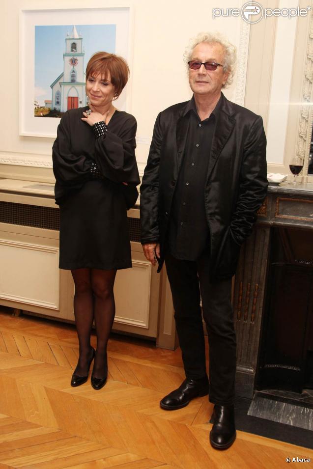 Luc Plamondon et Jasmine Roy attendent que Luc Plamondon remette les insignes de chevallier des Arts et de Lettres le 26 octobre 2009 à Paris 