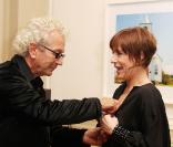 Luc Plamondon et Jasmine Roy attendent que Luc Plamondon remette les insignes de chevallier des Arts et de Lettres le 26 octobre 2009 à Paris 