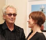 Luc Plamondon et Jasmine Roy attendent que Luc Plamondon remette les insignes de chevallier des Arts et de Lettres le 26 octobre 2009 à Paris 