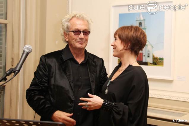 Luc Plamondon et Jasmine Roy attendent que Luc Plamondon remette les insignes de chevallier des Arts et de Lettres le 26 octobre 2009 à Paris 