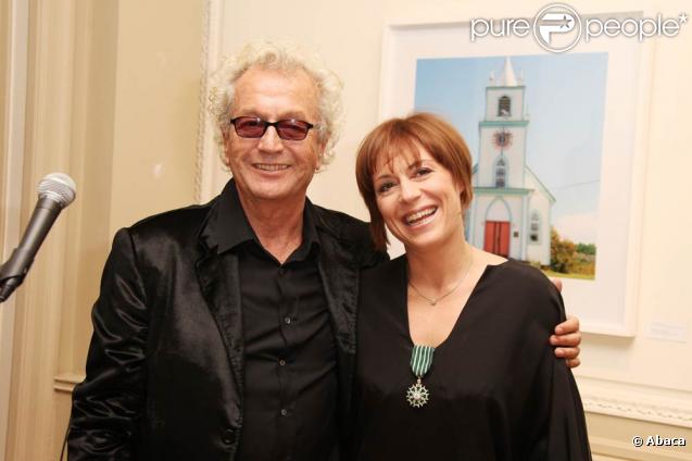 Luc Plamondon et Jasmine Roy attendent que Luc Plamondon remette les insignes de chevallier des Arts et de Lettres le 26 octobre 2009 à Paris 
