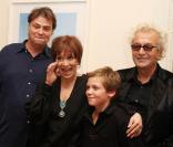 Luc Plamondon et Jasmine Roy, son mari et son fils attendent que Luc Plamondon remette les insignes de chevallier des Arts et de Lettres le 26 octobre 2009 à Paris 