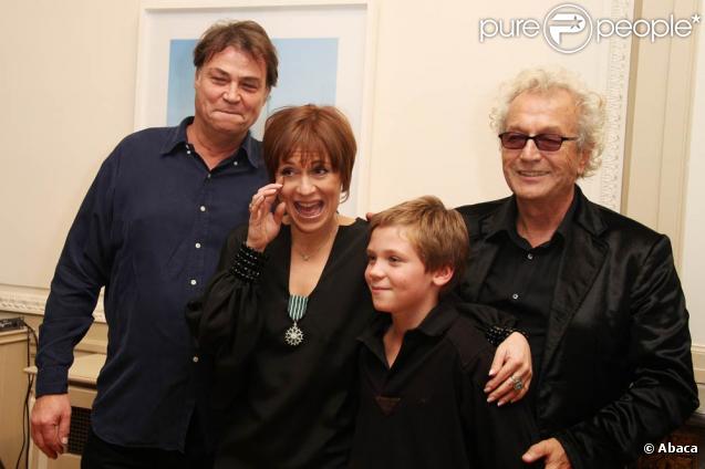 Luc Plamondon et Jasmine Roy, son mari et son fils attendent que Luc Plamondon remette les insignes de chevallier des Arts et de Lettres le 26 octobre 2009 à Paris 