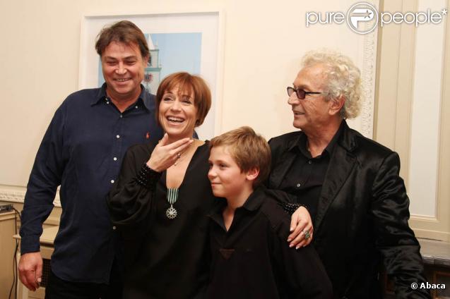 Luc Plamondon et Jasmine Roy, son mari et son fils attendent que Luc Plamondon remette les insignes de chevallier des Arts et de Lettres le 26 octobre 2009 à Paris 