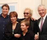 Luc Plamondon et Jasmine Roy, son mari et son fils attendent que Luc Plamondon remette les insignes de chevallier des Arts et de Lettres le 26 octobre 2009 à Paris 