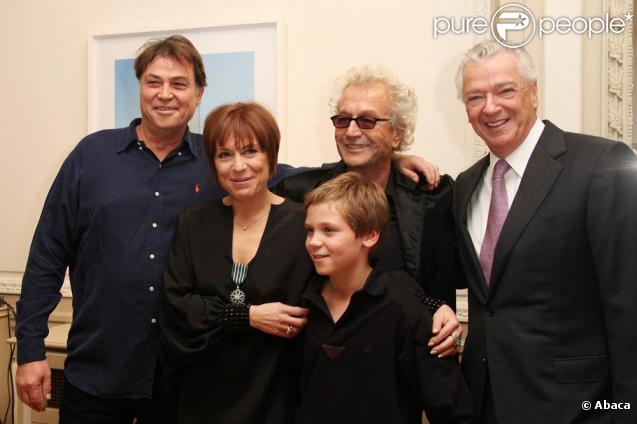 Luc Plamondon et Jasmine Roy, son mari et son fils attendent que Luc Plamondon remette les insignes de chevallier des Arts et de Lettres le 26 octobre 2009 à Paris 