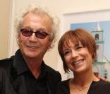 Luc Plamondon et Jasmine Roy attendent que Luc Plamondon remette les insignes de chevallier des Arts et de Lettres le 26 octobre 2009 à Paris 