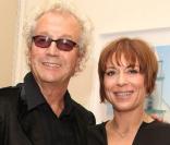 Luc Plamondon et Jasmine Roy attendent que Luc Plamondon remette les insignes de chevallier des Arts et de Lettres le 26 octobre 2009 à Paris 