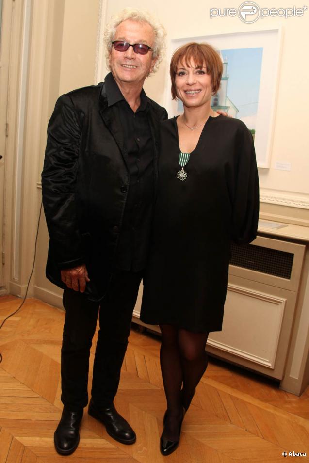 Luc Plamondon et Jasmine Roy attendent que Luc Plamondon remette les insignes de chevallier des Arts et de Lettres le 26 octobre 2009 à Paris 