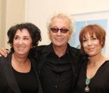 Luc Plamondon et Jasmine Roy et Anka Berger attendent que Luc Palmandon remette les insignes de chevallier des Arts et de Lettres le 26 octobre 2009 à Paris 