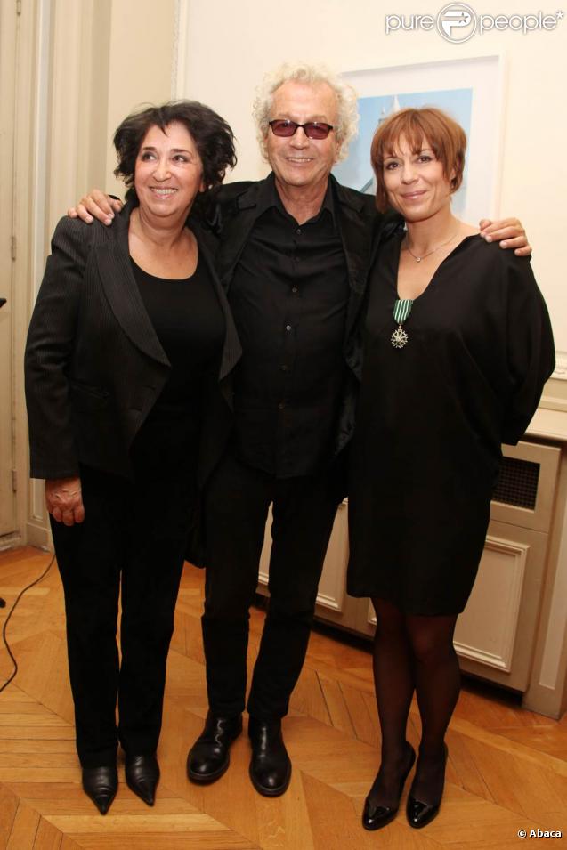 Luc Plamondon et Jasmine Roy et Anka Berger attendent que Luc Palmandon remette les insignes de chevallier des Arts et de Lettres le 26 octobre 2009 à Paris 