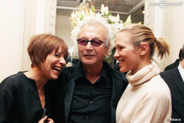 Luc Plamondon et Jasmine Roy et Lorie attendent que Luc Plamondon remette les insignes de chevallier des Arts et de Lettres le 26 octobre 2009 à Paris 