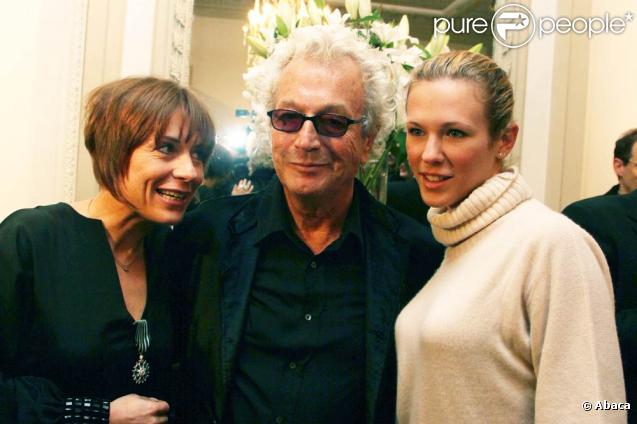 Luc Plamondon et Jasmine Roy et Lorie attendent que Luc Plamondon remette les insignes de chevallier des Arts et de Lettres le 26 octobre 2009 à Paris 