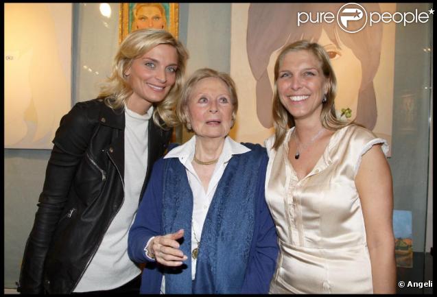 Sarah Marshall et sa soeur Déborah entourent leur grand-mère Michèle Morgan à l'exposition Inclusions et Portraits. 13/10/09