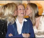 Michèle Morgan et ses deux petites-filles Sarah et Déborah Marshall à l'exposition Inclusions et Portraits. 13/10/09