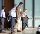 Cristina d'Espagne : une arrivée en famille à l'aéroport de Barcelone, le 26 octobre 2009