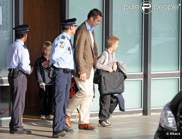Cristina d'Espagne : une arrivée en famille à l'aéroport de Barcelone, le 26 octobre 2009
