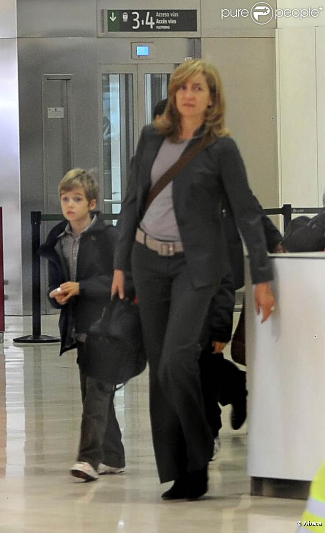 Cristina d'Espagne : une arrivée en famille à l'aéroport de Barcelone, le 26 octobre 2009