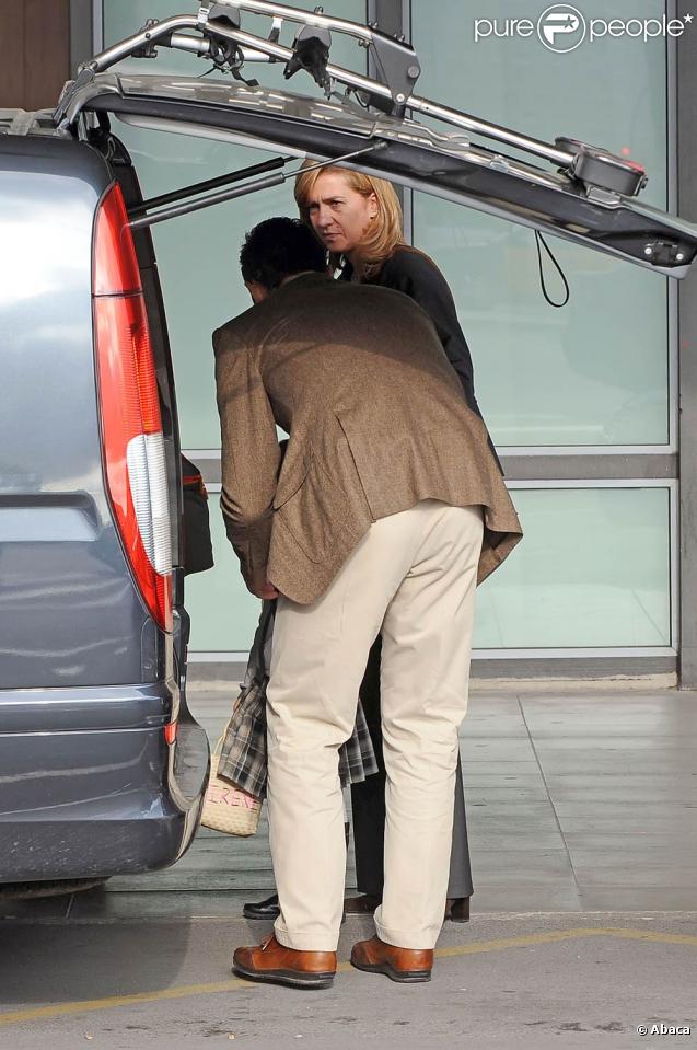Cristina d'Espagne : une arrivée en famille à l'aéroport de Barcelone, le 26 octobre 2009